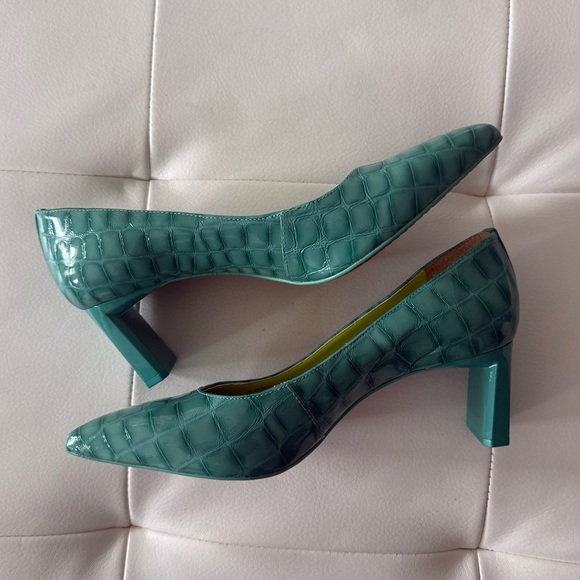 Vince Camuto Teal Crocodile Pattern Heels - Picture 2 of 11